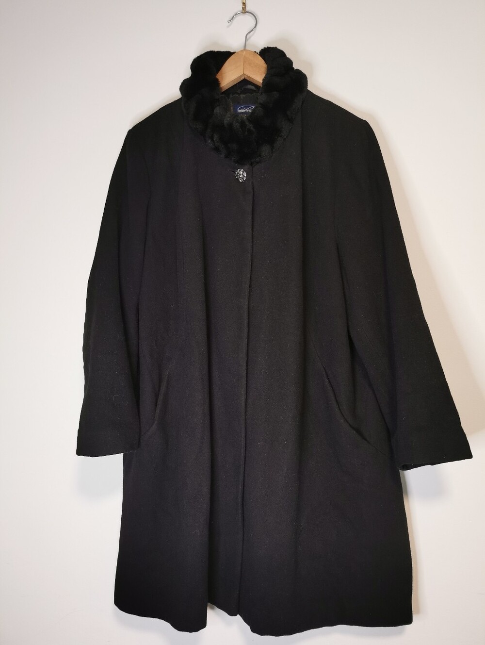 Sz 18 Classic Black Women's Wool Blend Coat with Faux Fur Collar